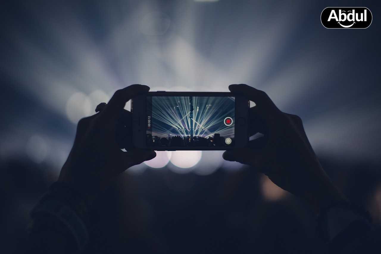 AI analyzing video retention graph